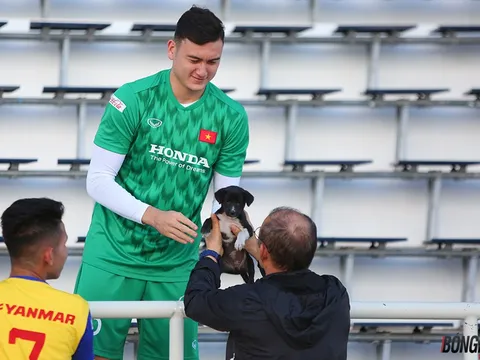 HLV Park Hang-seo và thủ thành Văn Lâm "nựng" thú cưng trên đất Thái