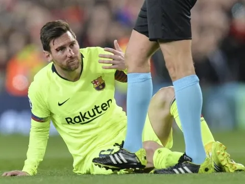 Messi đổ máu, fan Quỷ đỏ hát vang 'Viva Ronaldo"