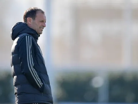 Ronaldo dính chấn thương, Allegri lo âu tìm "vũ khí mới" trên sân tập