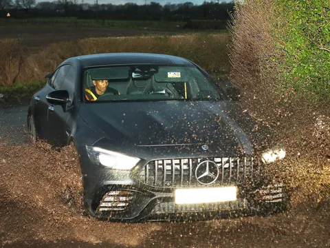 Giữa tin đồn ra đi, Ashley Young giữ khuôn mặt lầm lì