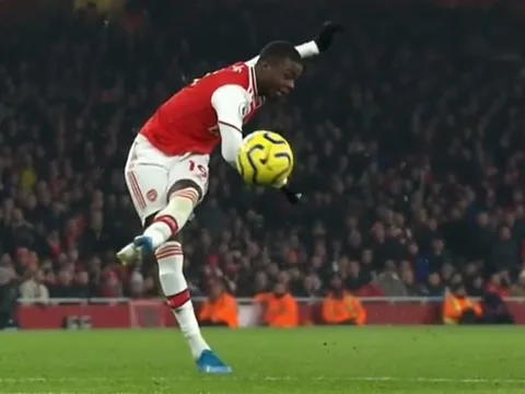 'Khán giả Emirates đồng loạt vỗ tay khi anh ta đi bộ ngoài sân'