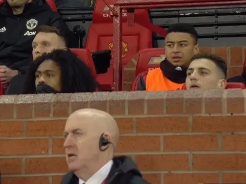 Nhìn Fernandes tả xung hữu đột, Lingard "chán đời" trên ghế dự bị