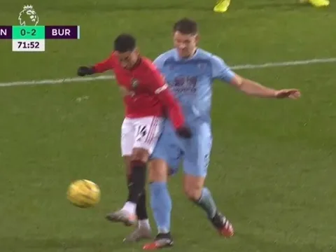 Man Utd đang thua, Lingard vẫn cố diễn trò trên sân