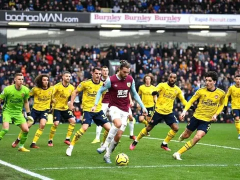 Dàn sao Arsenal làm nền, biến sao Burnley thành... 'Messi và Maradona'