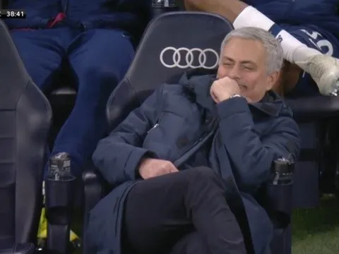 Mourinho ngồi phịch xuống ghế, tỏ vẻ thích thú và cười khảy