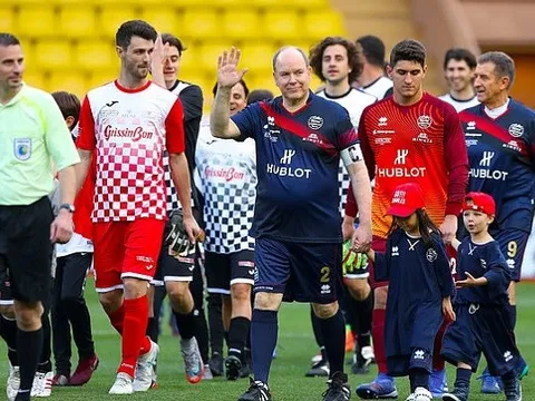 Hoàng tử Monaco xỏ giày đọ sức với huyền thoại Barca
