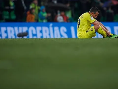 'Kẻ đáng thương tại Emirates' gục xuống sân, ôm mặt khóc ngoài phòng thay đồ