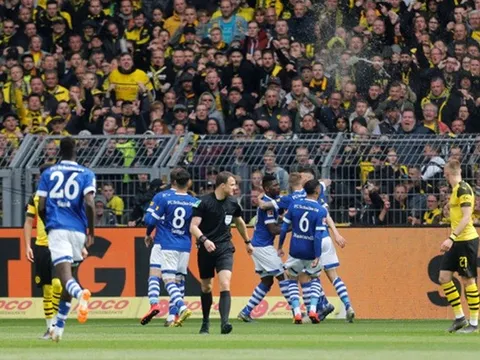 9 người của Dortmund thua muối mặt trước Schalke ngay trên sân nhà