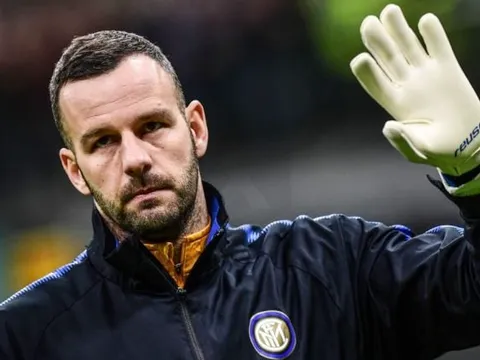 Vừa được khen mạnh mẽ nhất Serie A, thủ môn Inter liền bị chấn thương tay