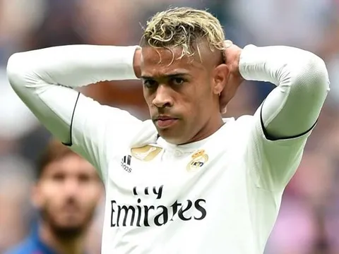 Không "mặc vừa" chiếc áo Ronaldo để lại, người thừa tại Real được một CLB "cứu rỗi"