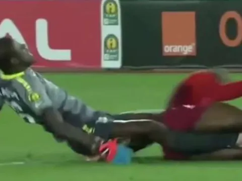 QUÁ SỐC! Thủ môn Châu Phi gãy cả 2 chân khi cản phá bóng