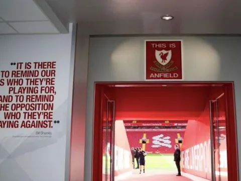 Vì sao cầu thủ Liverpool bị cấm chạm vào logo 'This is Anfield'?