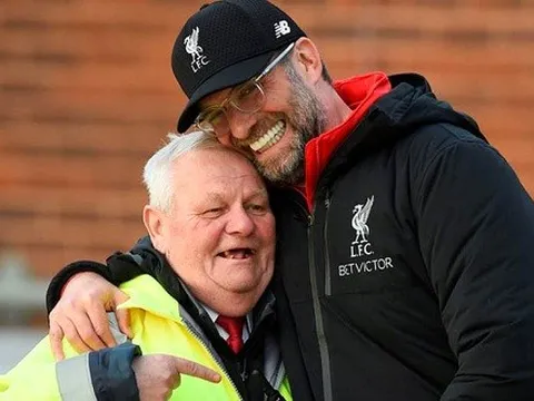 Câu chuyện cảm động về tấm hình của Jurgen Klopp và người gác cổng huyền thoại