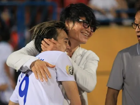 Đồng hương của thầy Park nhào xuống sân chúc mừng chiến thắng của HAGL