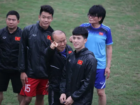 U23 Việt Nam vui vẻ tập luyện khi đón những vị khách đặc biệt từ Hàn Quốc