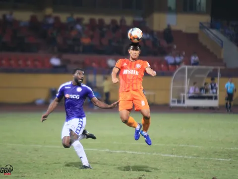 Hà Đức Chinh lạc lõng trong đội hình của SHB Đà Nẵng