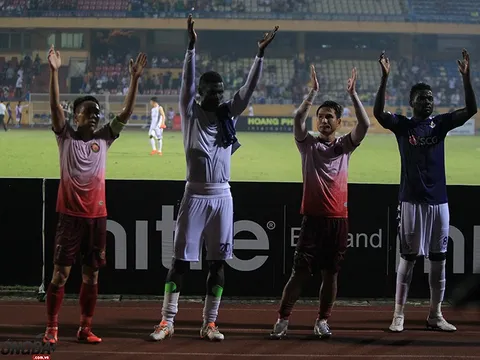 Ngọc Duy và Quốc Long hòa mình vào ăn mừng cùng đội bóng cũ trong ngày trở lại