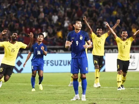 ĐT Thái Lan sau triều đại Kiatisak: Nhà vua thoái vị và cuộc nổi loạn của nhóm "cừu đen"