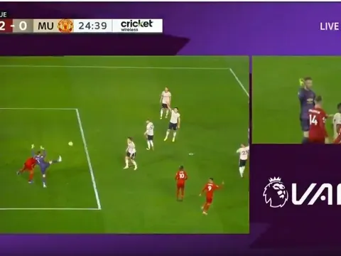 Neville nói lời khó tin về pha tranh chấp giữa De Gea và Van Dijk