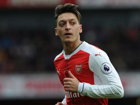 Ozil "lên đồng" và đây là phản ứng của Emery