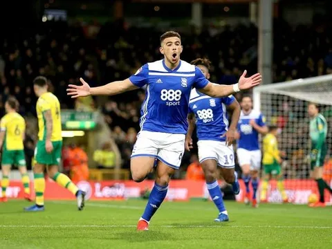 Man Utd và Arsenal tiếp tục "sứt đầu mẻ trán" vì một cái tên sau Manolas