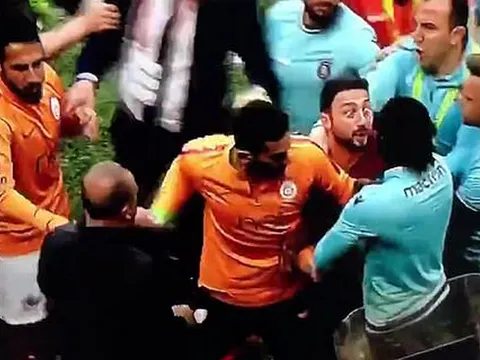 Adebayor bị xô ngã trong ngày ngậm ngùi nhìn đối thủ lên ngôi