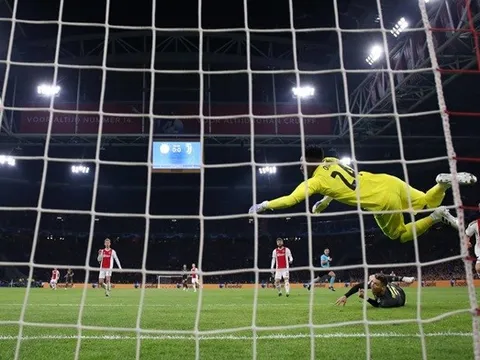 Hàng thủ Ajax chết lặng với pha bay người đẳng cấp của Ronaldo