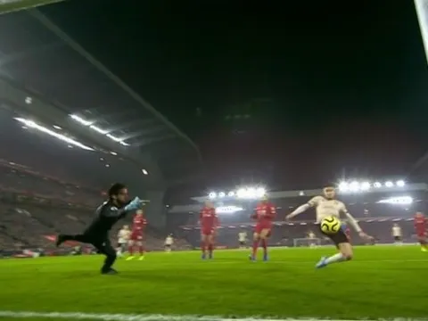 Andreas Pereira gây sốc! 2 mét + khung thành trống = bỏ lỡ