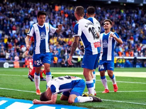 'Hàng xóm' Barca tạo địa chấn, Real tiếp tục duy trì hy vọng cuối cùng