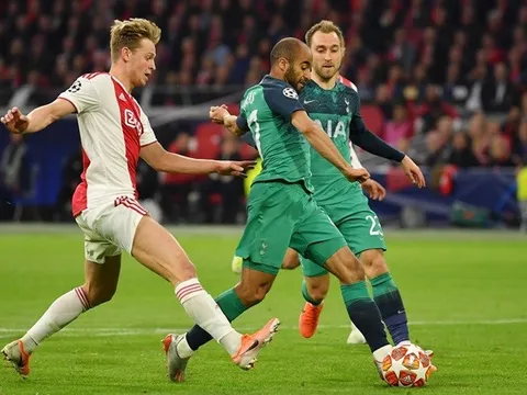 'Anh ta đã khiến hàng thủ Ajax bị phân tâm'