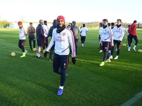 Chưa đá, dàn sao Arsenal đã gây bất ngờ lớn khi gặp Chelsea