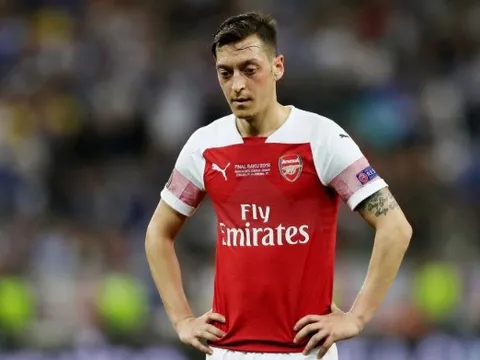 Arsenal bại trận, Fabregas nói lời thật lòng về Ozil