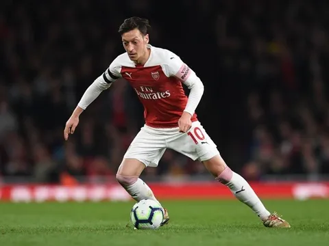 Arsenal bứt phá, Emery nói lời "ruột gan" về phong độ của Ozil