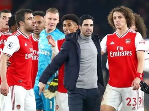 Fan Arsenal thể hiện tình cảm với các cầu thủ trước trận gặp Bournemouth