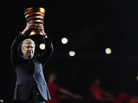 Arsene Wenger lần đầu nâng cúp sau 8 tháng rời Arsenal