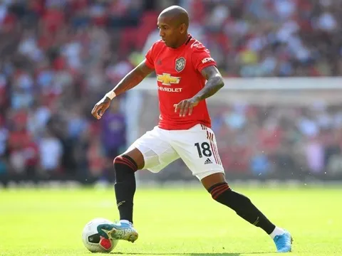 Mặc Woodward và Ole, Young ra quyết định khiến Man Utd ngã ngửa