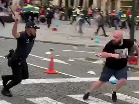 Ẩu đả cảnh sát, CĐV Anh tạo ra cảnh tượng kinh hoàng trên đường phố Porto