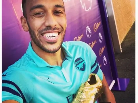 Aubameyang khoe giày vàng sau khi giúp Arsenal hạ Burnley