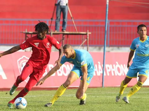 Thủ môn ĐT Việt Nam mắc sai lầm, Sanna Khánh Hòa thua trận thứ ba liên tiếp