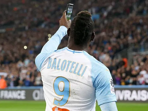 Balotelli ăn mừng "cực chất", Lukaku đáp trả bất ngờ
