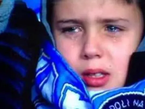 Chơi tệ khiến CĐV nhí khóc ròng, 'Messi Ý' quay video xin lỗi