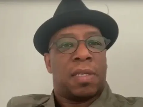 "Bạn có thể thấy anh ấy nói với mọi người những gì trong khi đang ăn mừng"