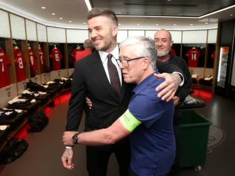 Bạn cũ bật khóc khi gặp lại Beckham sau 20 năm