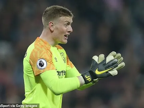 Bạn gái bị xúc phạm, thủ môn tuyển Anh lao vào quyết 'ăn thua đủ'