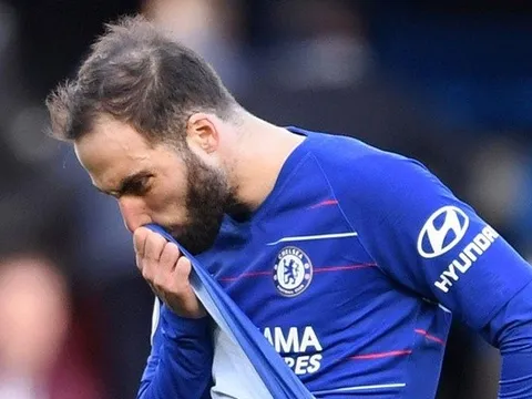 Bằng cách lách luật, Chelsea có thể giữ Higuain thêm một năm
