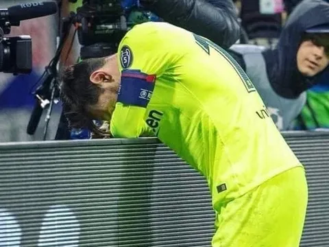 Barca bị loại cay đắng, Messi gục mặt khóc thảm thương