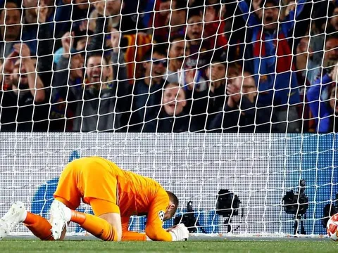 Ferdinand phản ứng ra sao về pha bóng thảm họa của De Gea?