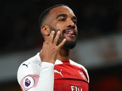 Barcelona muốn đổi 2 ngôi sao lấy Lacazette