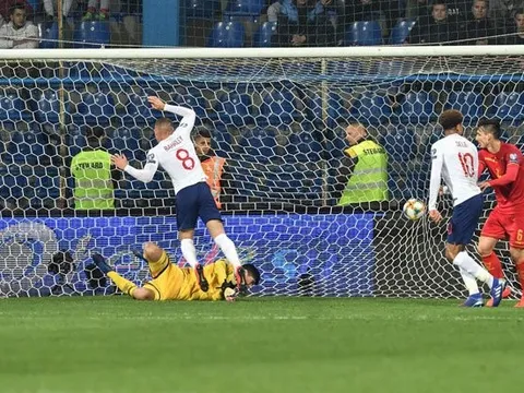 "Cậu ấy bằng cả Messi và Ronaldo hợp lại"