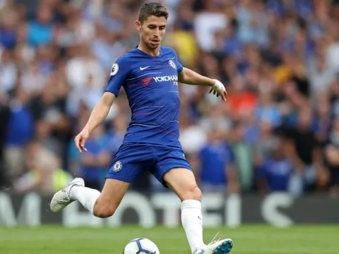 Bất chấp tin đồn ra đi, trò cưng Sarri vẫn đang là số 1 tại nước Anh về 2 thông số